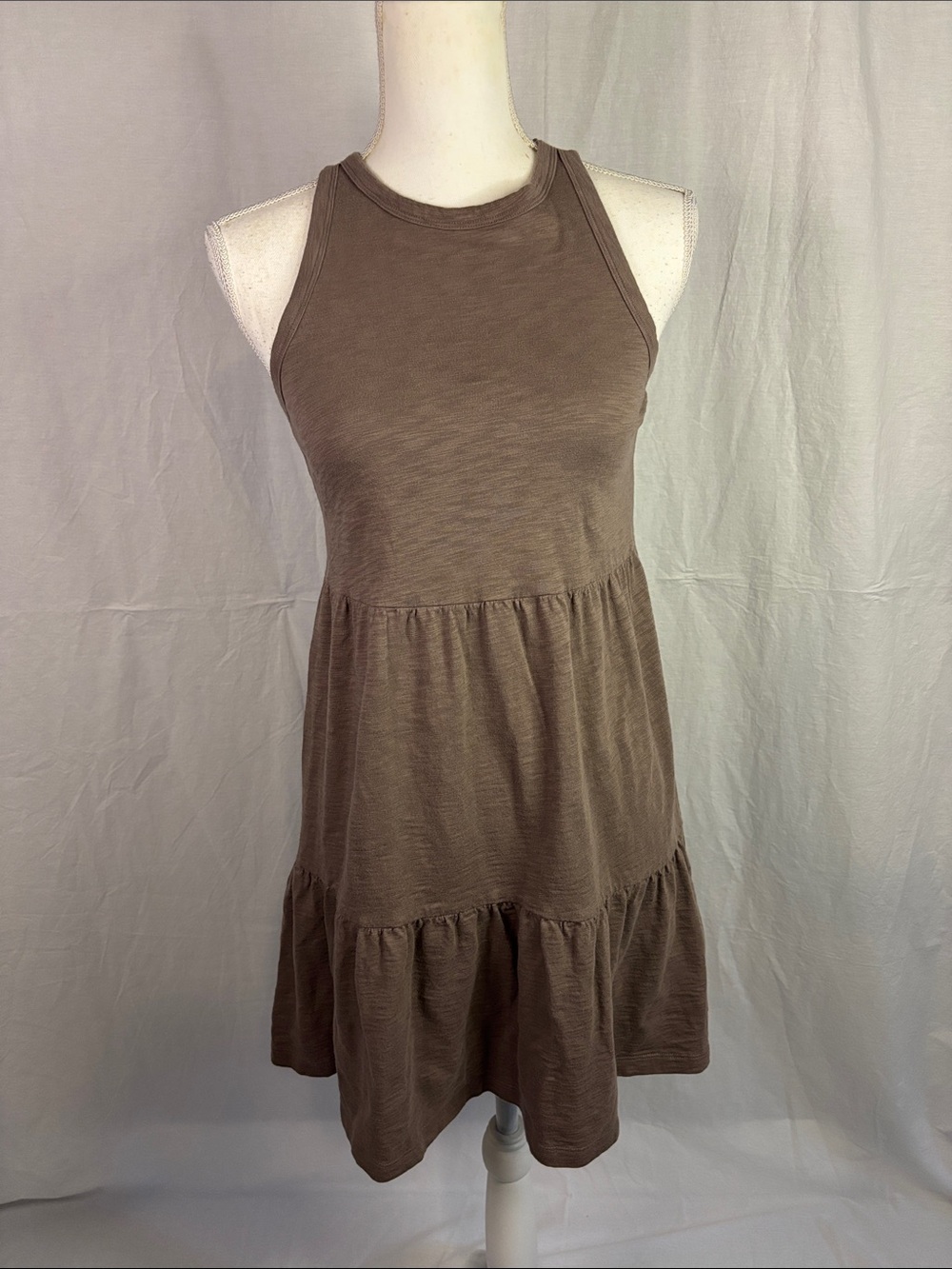 GAP Taupe Sleeveless Tiered Mini Dress. (115)